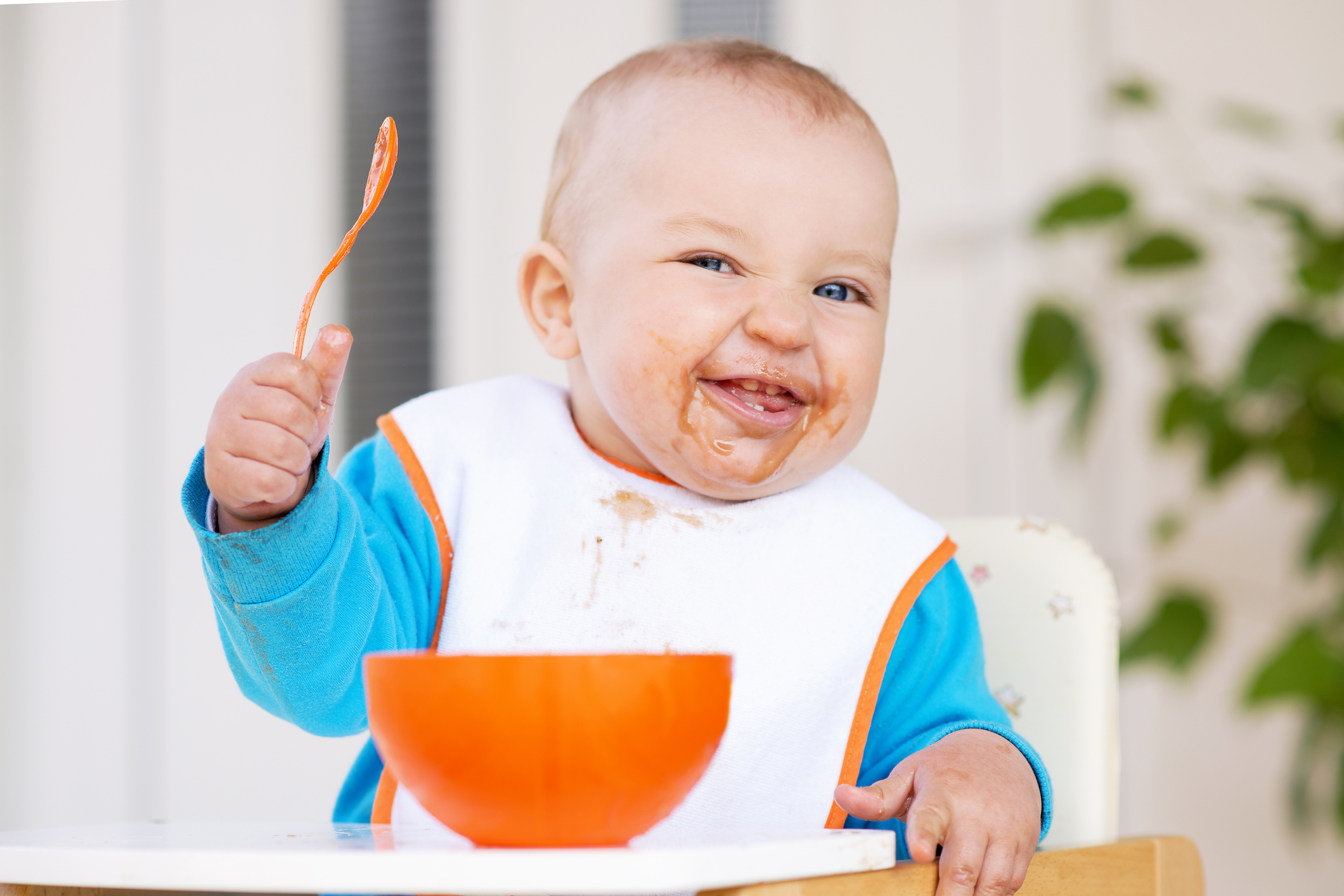 Ребенок учится есть сам. Малыш кушает. Ребенок ест кашу. Довольный ребенок. Еда для детей.